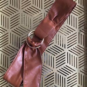 Brown belt with gold ring buckle.